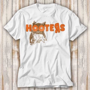Hooters Femboy Uil Tieten VS Serveerster Vogel T-shirt Bestseller Grappige Film Cadeau Muziek Meme Top Tee