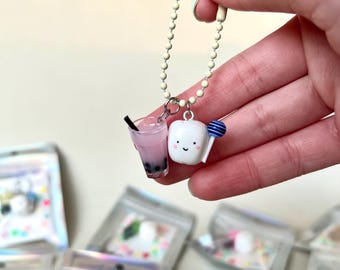 ¡Pequeño Goloso! Llavero Kawaii de Bebé Goloso con Boba y Piruleta.