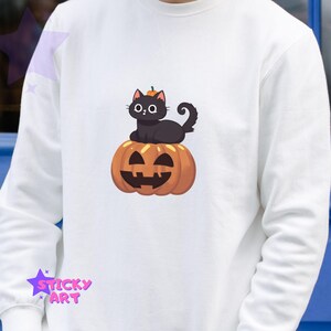 Unisex Halloween-sweatshirt – zwarte kat rustend op pompoen, retro en schattige stijl voor de herfst. Ideaal voor kattenliefhebbers