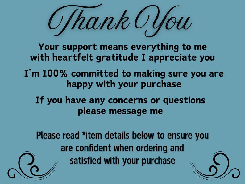 Op de afbeelding: Een turquoise achtergrond met zwarte tekst met de tekst "Thank You". De tekst drukt dankbaarheid en toewijding uit aan klanttevredenheid. Decoratieve krullen bevinden zich in de onderste hoeken.
