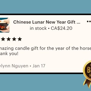 Op de afbeelding: Een screenshot van een Etsy-advertentie voor een Chinees Nieuwjaarsgeschenk. De advertentie bevat een foto van een kaars, een vijfsterrenbeoordeling en de tekst "Geweldig kaarsgeschenk voor het jaar van het paard. Bedankt!"