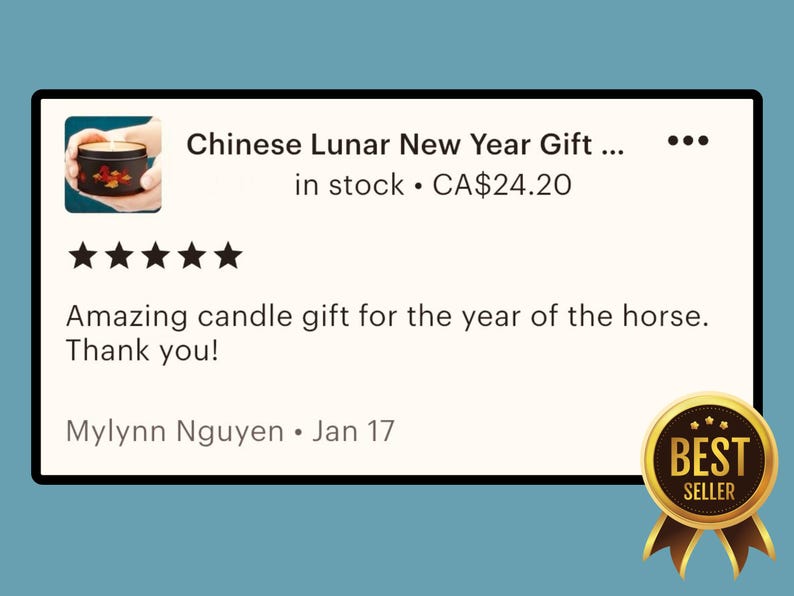 Op de afbeelding: Een screenshot van een Etsy-advertentie voor een Chinees Nieuwjaarsgeschenk. De advertentie bevat een foto van een kaars, een vijfsterrenbeoordeling en de tekst "Geweldig kaarsgeschenk voor het jaar van het paard. Bedankt!"