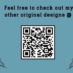 Op de afbeelding: Een turquoise achtergrond met de tekst "Bekijk gerust mijn andere originele ontwerpen @". Een zwart-witte QR-code staat in het midden, met bladillustraties in de hoeken.