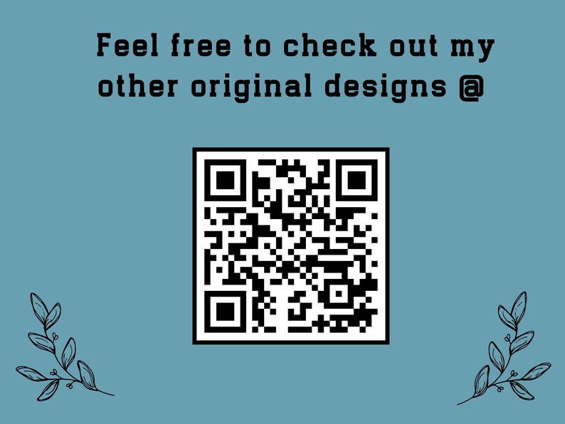 Op de afbeelding: Een turquoise achtergrond met de tekst "Bekijk gerust mijn andere originele ontwerpen @". Een zwart-witte QR-code staat in het midden, met bladillustraties in de hoeken.