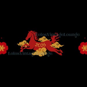 Op de afbeelding: Een zwarte achtergrond met een rood paard dat door gouden wolken springt, het jaar 2026 staat op het paard. Rode en gouden bloemmotieven bevinden zich aan weerszijden van het paard.