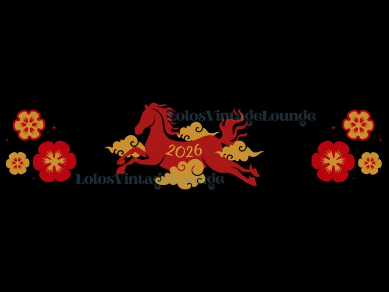 Op de afbeelding: Een zwarte achtergrond met een rood paard dat door gouden wolken springt, het jaar 2026 staat op het paard. Rode en gouden bloemmotieven bevinden zich aan weerszijden van het paard.