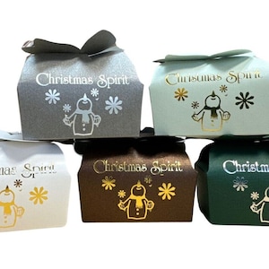 Op de afbeelding: Vijf kleine geschenkdozen met een sneeuwmanontwerp en de tekst "Christmas Spirit" gedrukt op elke doos. De dozen zijn in verschillende kleuren: grijs, lichtblauw, wit, bruin en groen.