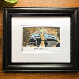 Puede incluir: Una ilustración enmarcada de dos personas conduciendo en un coche. El coche es un modelo vintage con un interior marrón. Las personas miran hacia adelante y sonríen. El texto "Let's Keep Going!" está escrito debajo de la imagen.