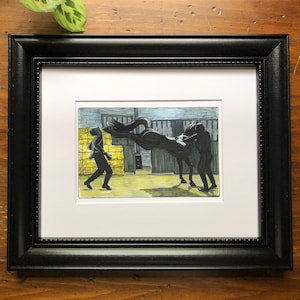 Puede incluir: Una ilustración en blanco y negro de un caballo que es guiado por dos personas en un establo. El caballo se está levantando sobre sus patas traseras, y las personas están sujetando sus riendas. La ilustración está enmarcada en un marco negro con un passe-partout blanco.