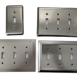 Conjunto de 4 peças de espelhos para interruptor de parede em níquel polido contemporâneo.