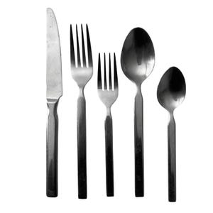 Könnte beinhalten: Ein Besteckset aus Edelstahl vor weißem Hintergrund. Das Set umfasst ein Messer, zwei Gabeln und zwei Löffel. Die Utensilien haben ein schlichtes, modernes Design mit rechteckigen Griffen.