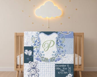 Puede incluir: Una manta acolchada para bebé en tonos azul y blanco con un escudo central que contiene la letra P, una ilustración de un oso de peluche y el texto December 15, 6lbs 10oz, 19in, 10:43 PM, 2023, junto a las palabras Sweet Boy.