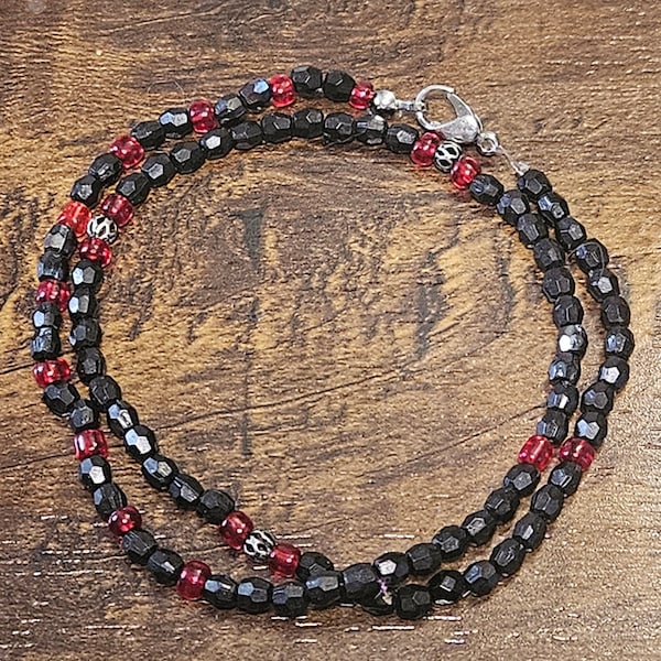 Collier perlé rouge et noir deux possibilités