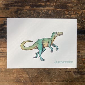 J - Alphabet-Postkarte “Juravenator” - Kunstdruck Dinosaurier A6, Aquarell, Kinder Illustration, Lernkarte, ABC, Buchstaben, Postkarte