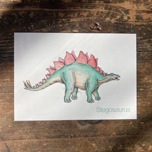 S - Alphabet-Postkarte “Stegosaurus” - Kunstdruck Dinosaurier A6, Aquarell, Kinder Illustration, Lernkarte, ABC, Buchstaben, Postkarte