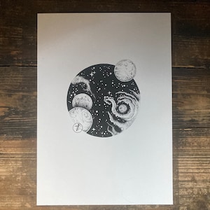 Kunstdruck “Universum” - A4, s/w Illustration, Wandbild, Astrologie, Sterne, Planeten, Sternenhimmel, dunkle Ästhetik