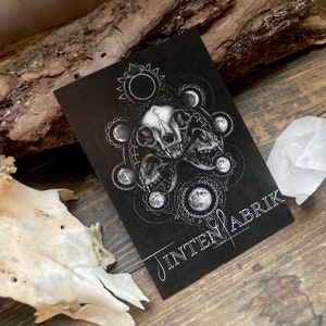 Cartão postal “Lilith” - Impressão artística DINA6, lua cheia, arte sombria, ilustração p/b, crânio de gato, academia sombria, bruxaria, espiritualidade, astrologia