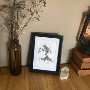 Kunstdruck “crooked” - Poster Baum Illustration, alter Baum, Dark Art, witchy vibes, Dark Cottagecore Ästhetik
