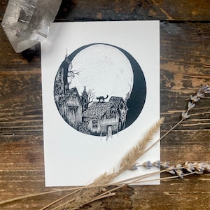 Cartolina "misteriosa" - Stampa artistica DINA6, Dark Art, illustrazione in bianco e nero, Dark Academia, Gatto Nero, città vecchia, villaggio, estetica dalle vibrazioni stregonesche