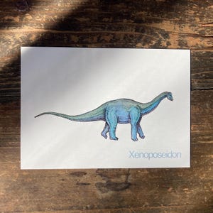 X - Alphabet-Postkarte “Xenoposeidon” - Kunstdruck Dinosaurier A6, Aquarell, Kinder Illustration, Lernkarte, ABC, Buchstaben, Postkarte