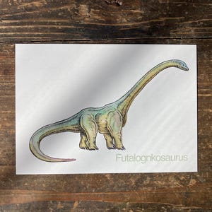 F - Alphabet-Postkarte “Futalognkosaurus” - Kunstdruck Dinosaurier A6, Aquarell, Kinder Illustration, Lernkarte, ABC, Buchstaben, Postkarte