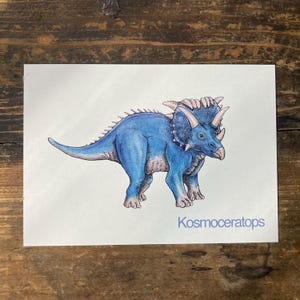 K - Alphabet-Postkarte “Kosmoceratops” - Kunstdruck Dinosaurier A6, Aquarell, Kinder Illustration, Lernkarte, ABC, Buchstaben, Postkarte