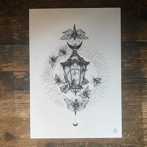 Kunstdruck “Motten zum Licht” - A5 A4, Dark Art, s/w Illustration, Dark Academia, Laterne, Nachtfalter, witchy, dunkle Ästhetik