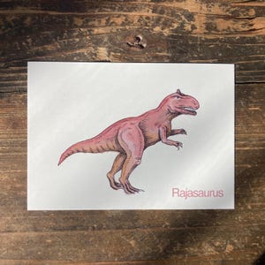 R - Alphabet-Postkarte “Rajasaurus” - Kunstdruck Dinosaurier A6, Aquarell, Kinder Illustration, Lernkarte, ABC, Buchstaben, Postkarte