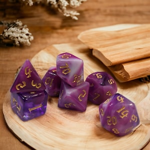 Juego de dados acrílicos con remolino de color rosa y morado, mármol, juego de rol DnD, D20, números dorados
