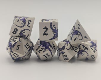 Splendido set di dadi D&D con drago viola in metallo, viola scuro su argento