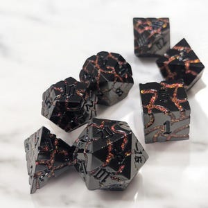 Juego de dados de metal de furia volcánica, juego de rol DnD, dados D20, metal negro, grietas rojas, reinos místicos