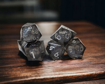 Juego de dados con núcleo líquido Storm Chaser, resina ahumada y afilada, juego de rol DnD, D20, gris plata brillante
