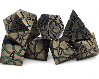 Set di dadi in metallo con la furia di Cthulhus, gioco di ruolo D&D, dadi D20, metallo in ottone, crepe verdi, reami mistici