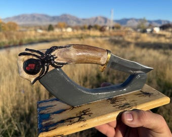 Knife Hand Carved Deer Horn Knife - Black Widow Skull, Fractal Burn Stand