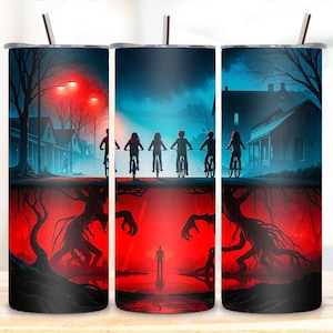 Puede incluir: Juego de tres vasos de acero inoxidable con un diseño envolvente que presenta una escena de una popular serie de ciencia ficción. El diseño incluye siluetas de niños en bicicleta, una combinación de colores rojo y azul y un inframundo oscuro y ominoso.