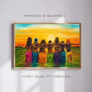 Puede incluir: Una pintura de siete mujeres de pie en el océano, de espaldas al espectador. Todas llevan faldas de colores y se abrazan. El fondo es una puesta de sol con un cielo naranja brillante y un sol dorado.