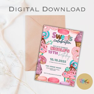 Puede incluir: Una invitación de descarga digital con temática de dulces. La invitación presenta ilustraciones coloridas de cupcakes, conos de helado, donas y macarons. El texto dice "Sweets Celebration" e invita al 15 cumpleaños de Nicole.