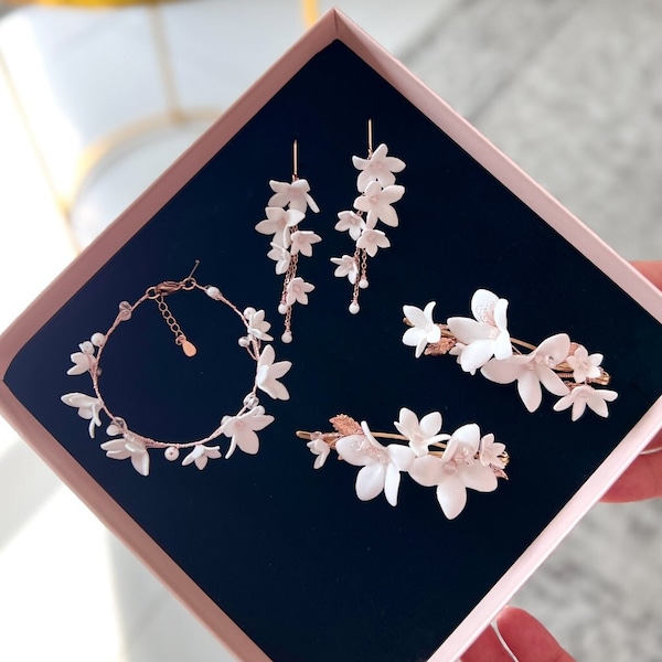 biżuteria ślubna z białymi kwiatami i listkami