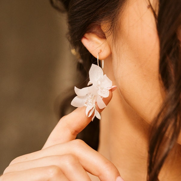Boucles d'oreilles de mariée de fleurs, petites boucles d'oreilles de mariage, boucles d'oreilles de fleur de soie, boucles d'oreilles