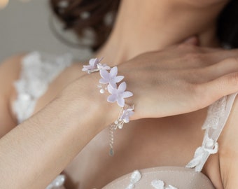 Brautarmband mit fliederfarbenen Blumen, Hochzeitsarmband, Blumenarmband als Geschenk, zartes Hochzeitsarmband, Brautarmband für die Braut