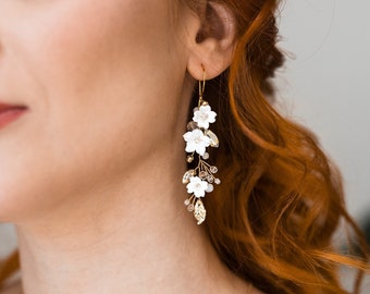 Bridal Earrings with White Flowers, White Pearl Flower Wedding Earrings, Floral Bride Earrings, Spring bride Earrings Garden Party Earrings