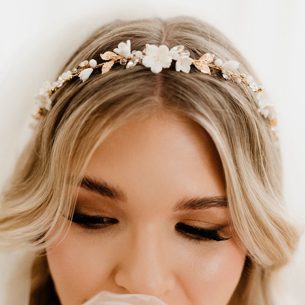 Bandeau nuptial avec fleurs blanches, casque feuille d’or, accessoires de mariage rustiques, bijoux de cheveux Boho, postiche nuptiale