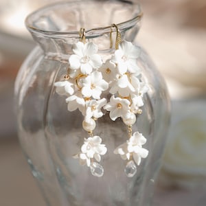 Bridal Earrings with White Flowers, White Pearl Flower Wedding Earrings, Floral Bride Earrings, Vintage bride Earrings Party Earrings