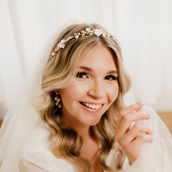 Bridal Headband with White Flowers, Gold Leaf Headpiece, Rustic Wedding Accessories, Boho Hair Jewelry, Bridal Hairpiece