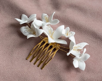 Peine de pelo de boda de flores blancas, accesorios para el cabello de novia, tocado floral, peinado de novia, joyería de boda de oro
