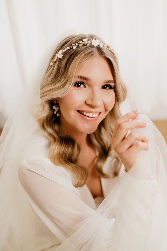 Buy Bridal Headband With White Flowers, Gold Leaf Headpiece  display picture 1