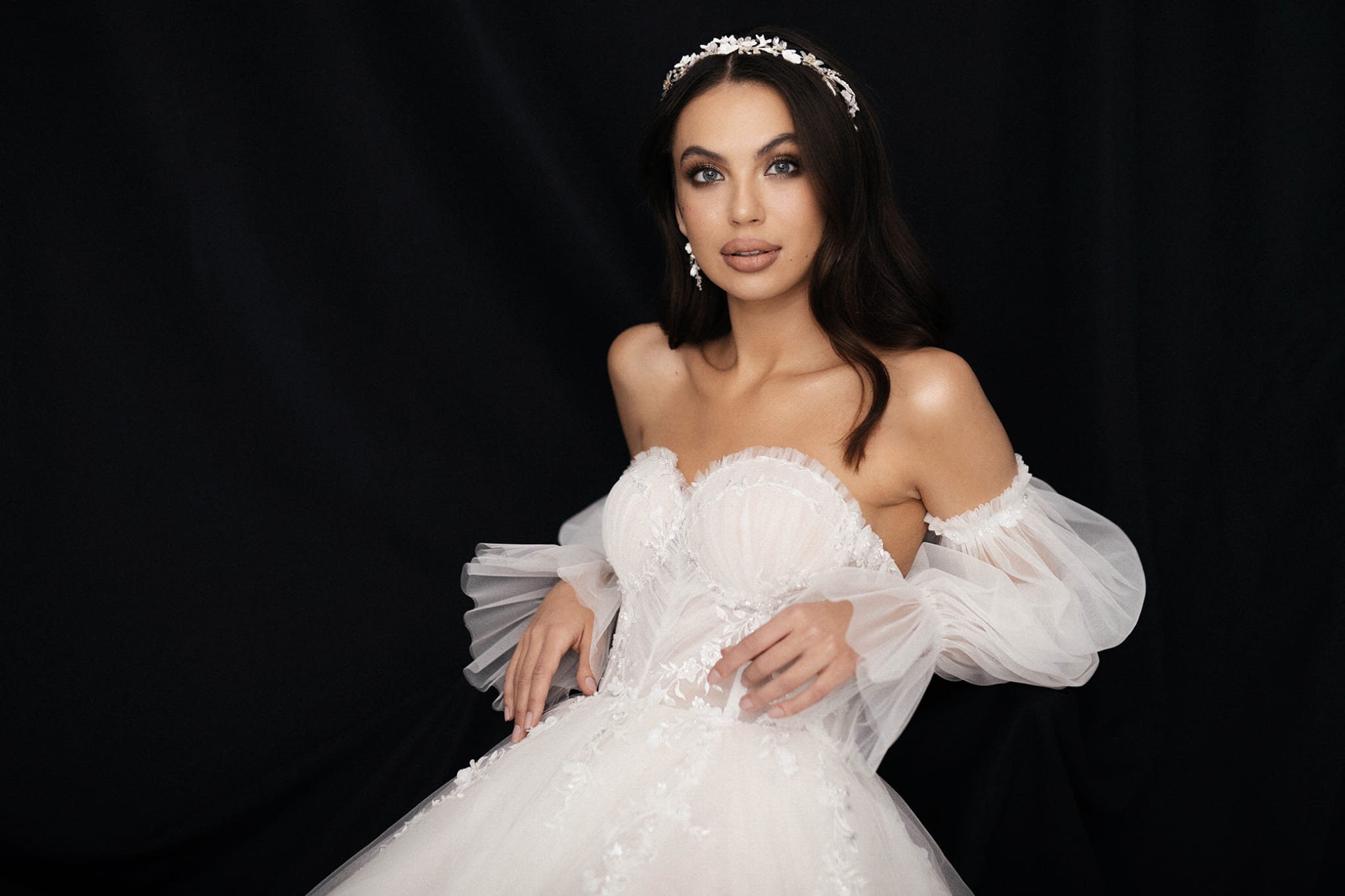 Principessa Con Una Corona Dorata in Un Vesto Bianco Fotografia Stock