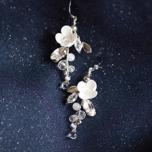 Petites boucles doreilles de mariage, boucles doreilles romantiques, boucles doreilles faites à la main avec des fleurs, bijoux délicats Argent