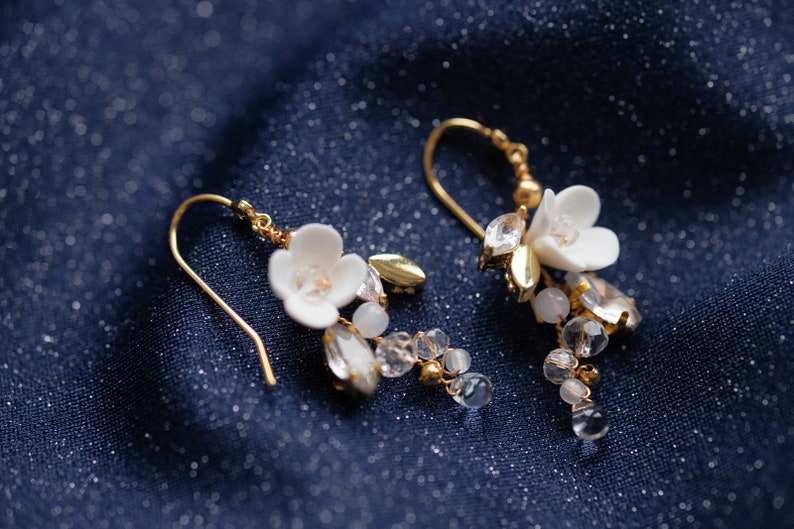 Petites boucles doreilles de mariage, boucles doreilles romantiques, boucles doreilles faites à la main avec des fleurs, bijoux délicats image 1