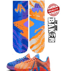 Könnte beinhalten: Orangefarbene und blaue Sportschuhe mit einem passenden Paar Socken. Die Socken haben ein abstraktes blaues und orangefarbenes Design mit den Buchstaben "JA". Die Schuhe haben ein strukturiertes Muster.